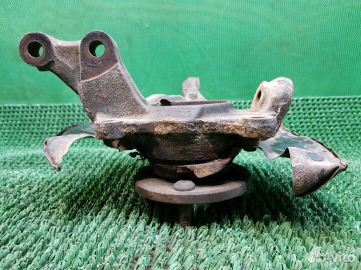 Кулак поворотный передний правый Toyota Corolla 9