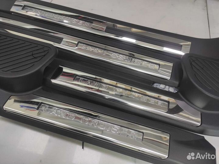 Накладки на пороги с подсветкой Land Cruiser 200