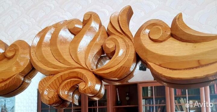 Зеркало в резной деревянной раме