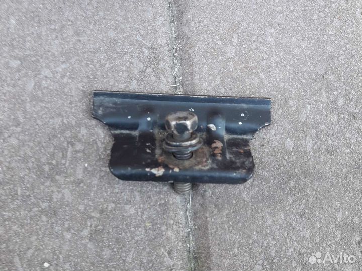 Крепление аккумулятора Hyundai i30 2007-2012год