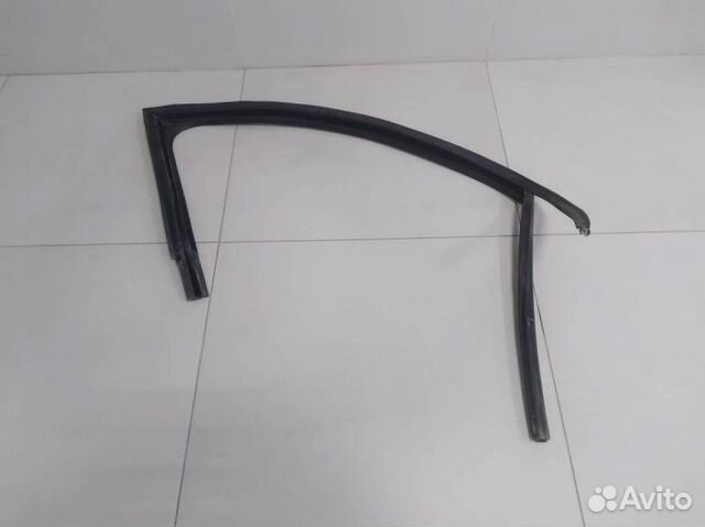 Уплотнитель стекла двери Skoda Rapid 2012-2020