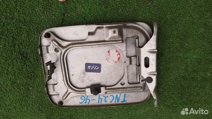 Лючок бензобака Nissan Serena QR20DE 2002