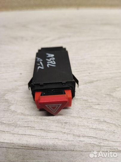 Кнопка аварийки на Audi A3(L8) 8L0941509L