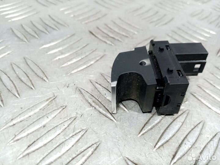 Б/У Кнопка открывания багажника Touareg#001