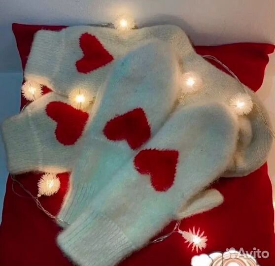 Комплект варежки и носки с сердечками