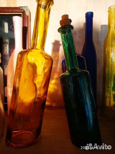 Бутылки коллекционные из цветного стекла