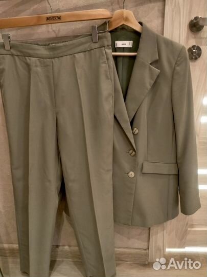 Продам женский брючный костюм