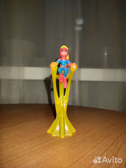 Фигурка из большого киндера капитан марвел