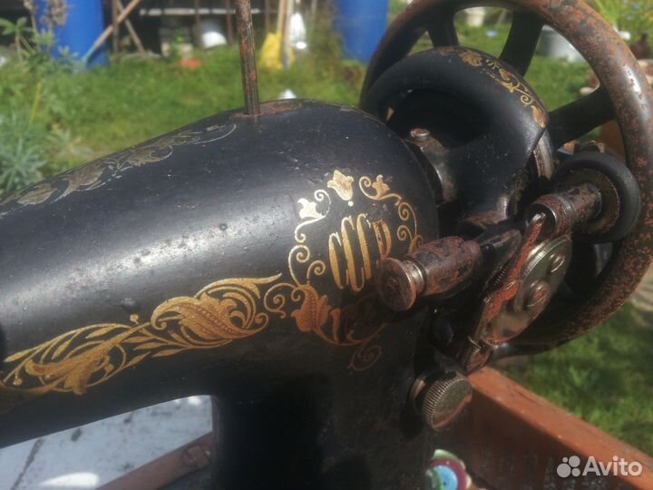 Старая швейная машинка из СССР