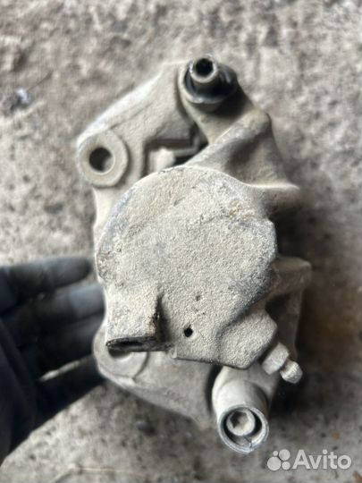 Суппорт тормозной левый audi 80