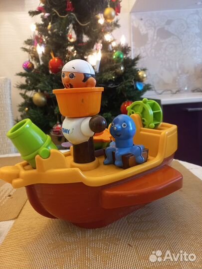 Кораблик пиратский Tomy для купания