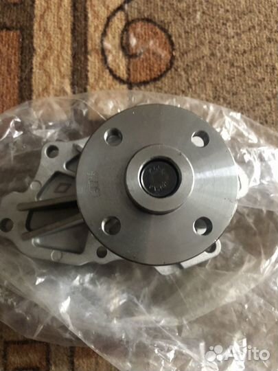 Помпа на Тойота авенсис 2004