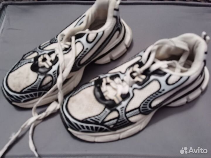 Кроссовки женские