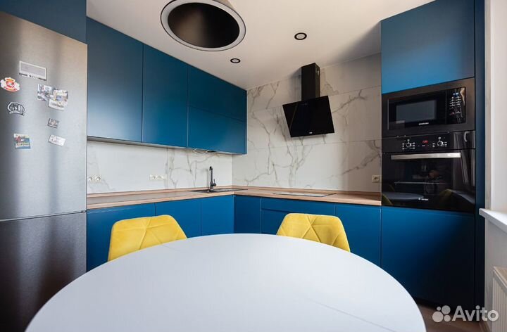 Угловая кухня в синих тонах