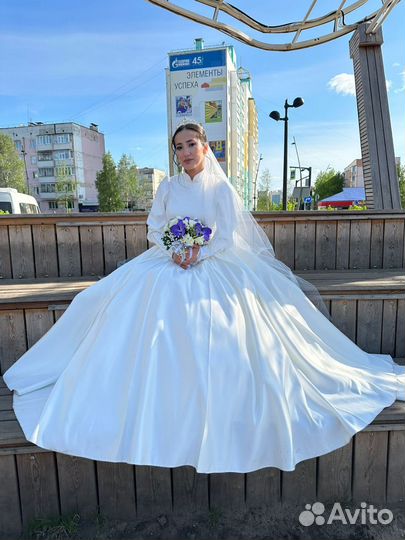 Свадебное платье 42 44 бу