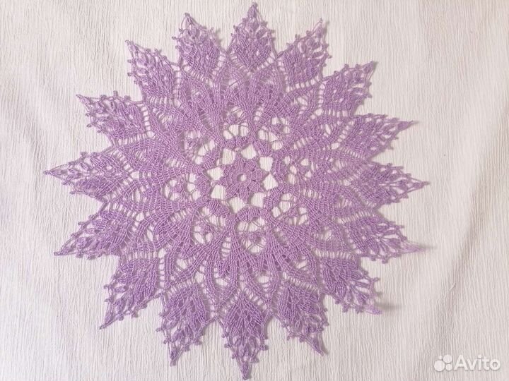 Интерьерная вязаная салфетка крючком круглая