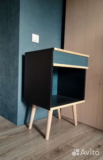 Тумба на высоких ножках