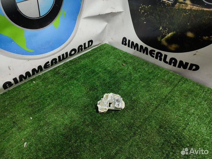 Панель фонаря заднего левого BMW 3 63217211215