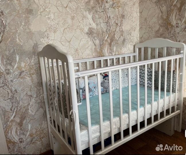 Детская кроватка с маятником белая