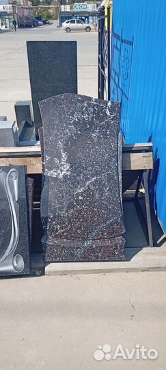 Памятники из Гранатового амфиболита