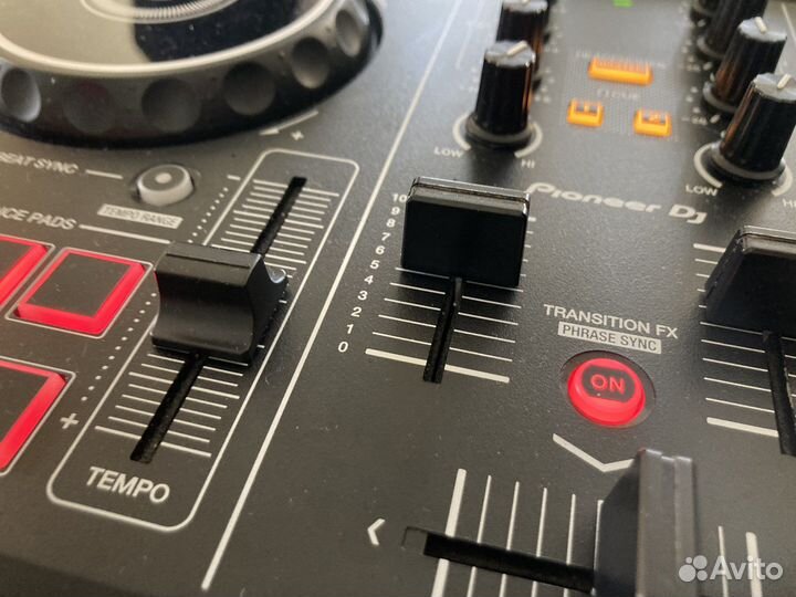 Диджей и звуковое оборудование