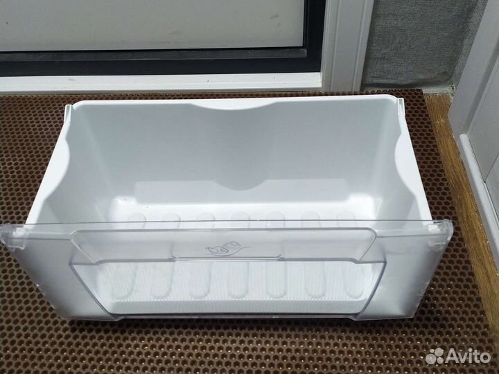 Ящик в морозилку, бутылочница и нижняя ручка