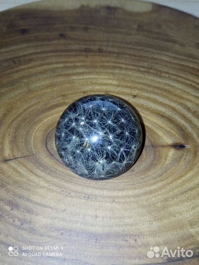 Брошь из эпоксидной смолы с сухоцветами