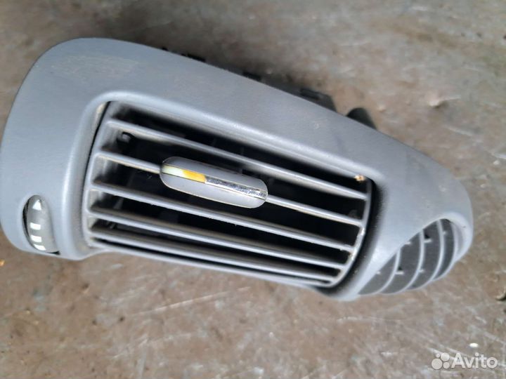 Дефлектор правый на Mercedes W203 C180