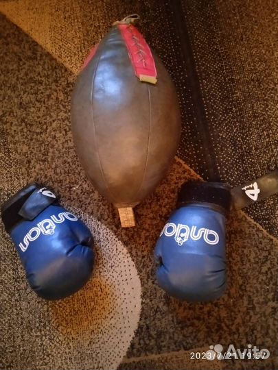 Боксерская груша и перчатки