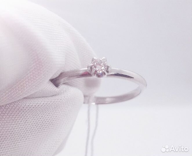 Золотое кольцо с бриллиантом 15,5р