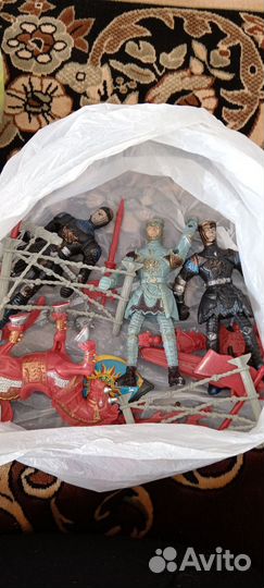 Детские игрушки для мальчиков машины и рыцари