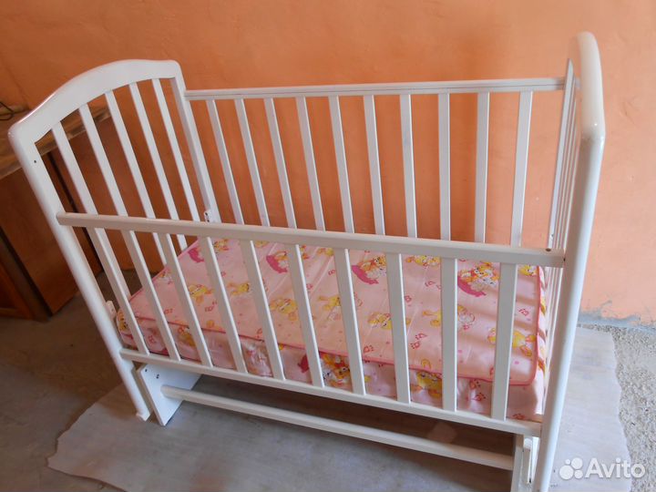 Детская кроватка с маятником