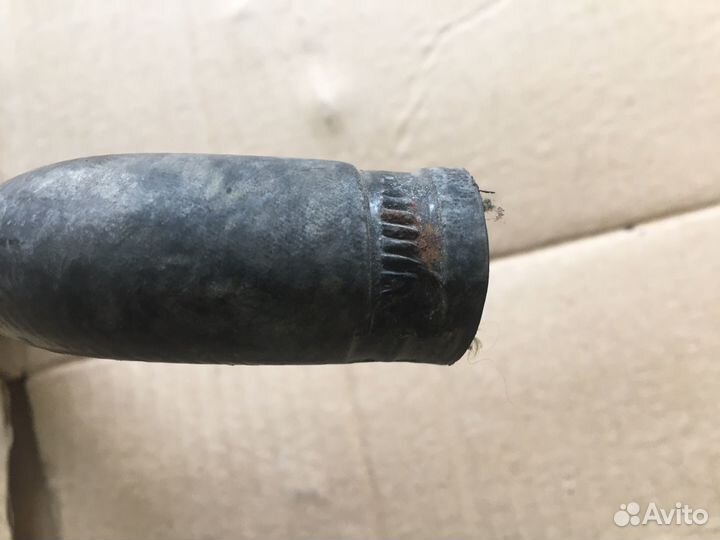 Патрубок системы охлаждения Mercedes W124 (5700)