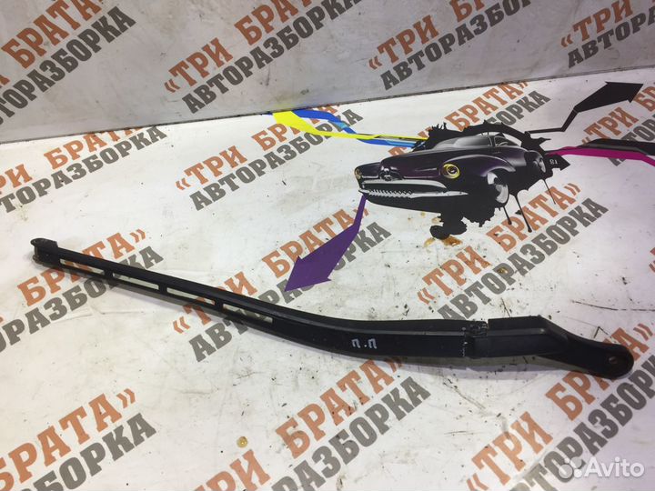 Ауди А6 Держатель дворника правый Прав