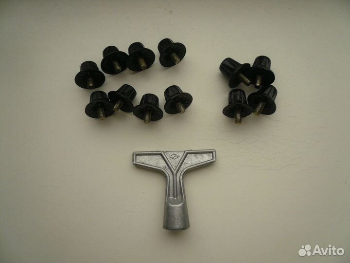 Пластиковые шипы для бутс СССР с ключом