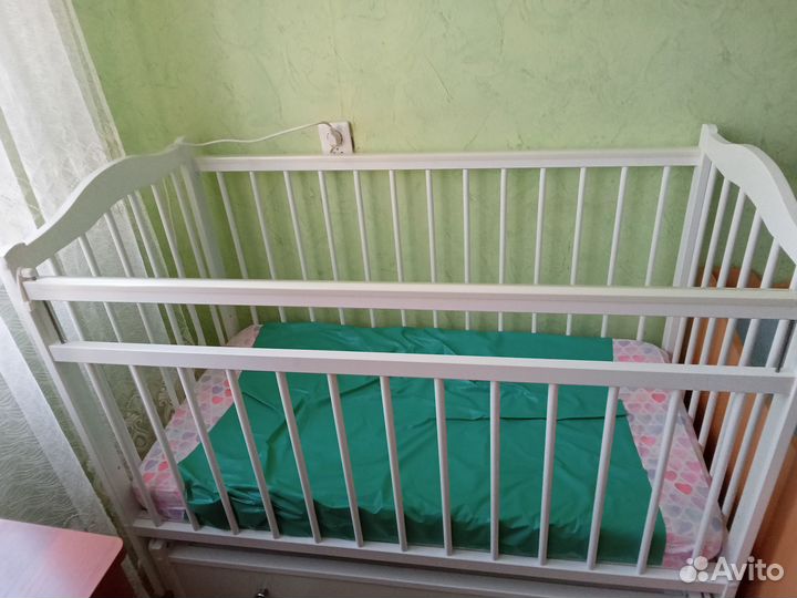 Детская кроватка с маятником