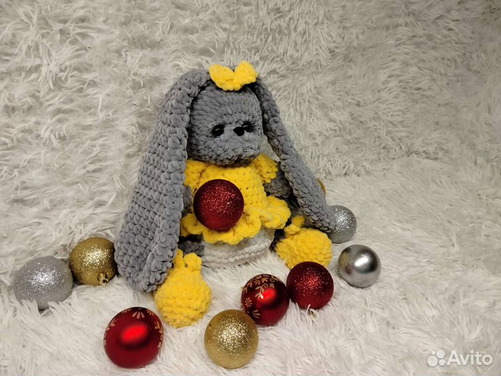 Плюшевый заяц вязаный