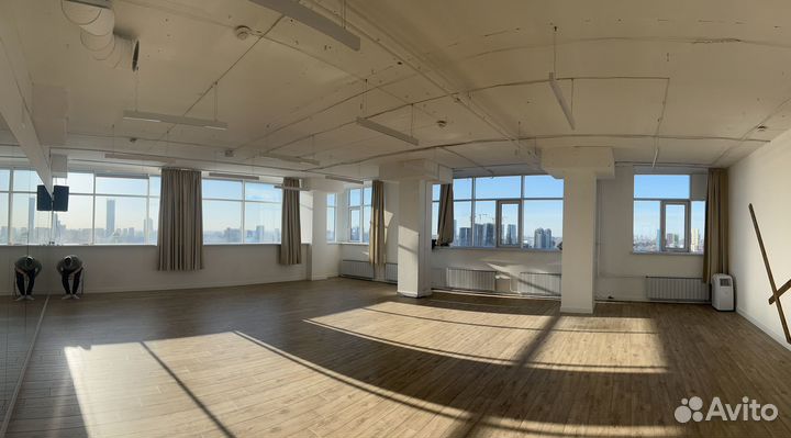 Большой Танцевальный Зал в Сердце Города