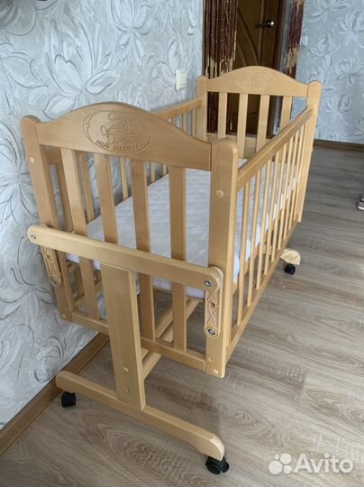 Детская кроватка с маятником