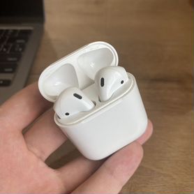 AirPods (1-го поколения, 2018)