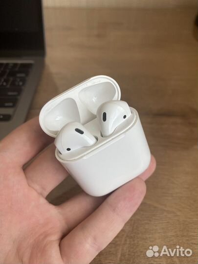 AirPods (1-го поколения, 2018)