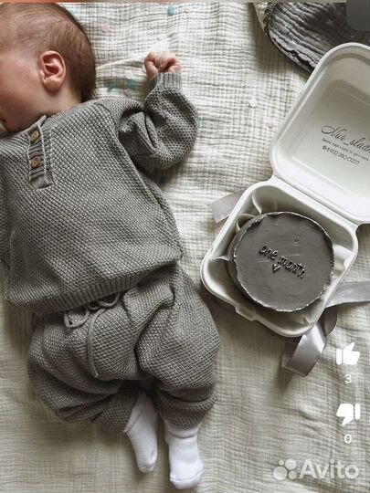 Вязаный костюм для новорожденного