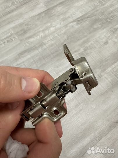 Петли с доводчиком мебельные AKS новые