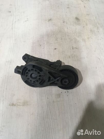 Натяжитель ремня грм Фольксваген Тоуран 03C903315