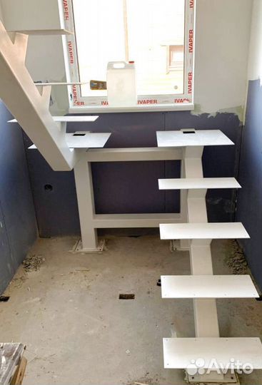 Лестница на металлокаркасе закрытого типа