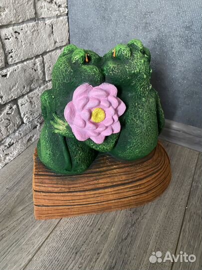 Садовые фигуры лягушки на лодке