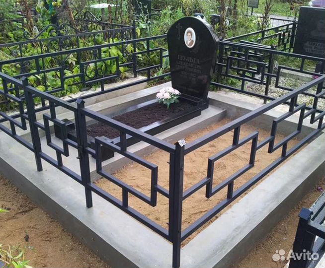 Уборка могил на кладбище