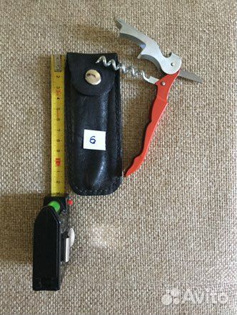 Разные ножи в кожаных чехлах