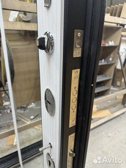Дверь входная металлическая с зеркалом
