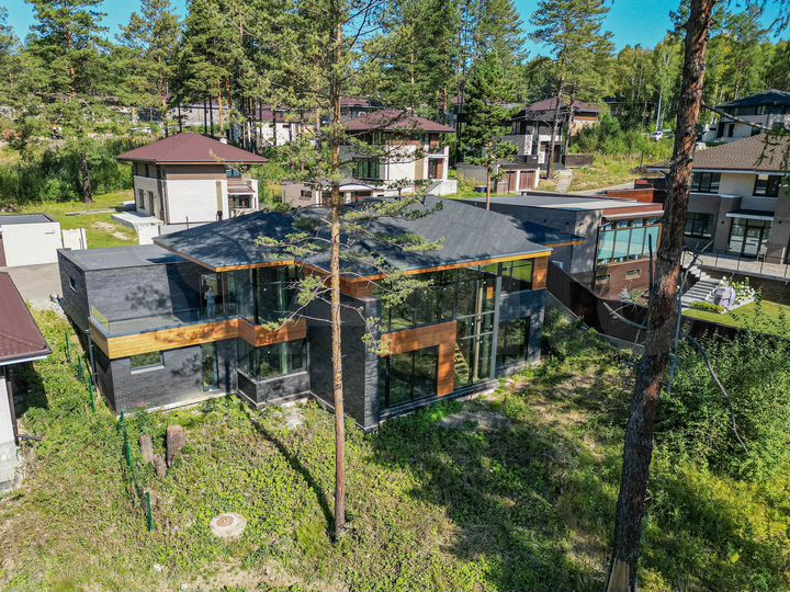 Коттедж 228,8 м² на участке 10 сот.